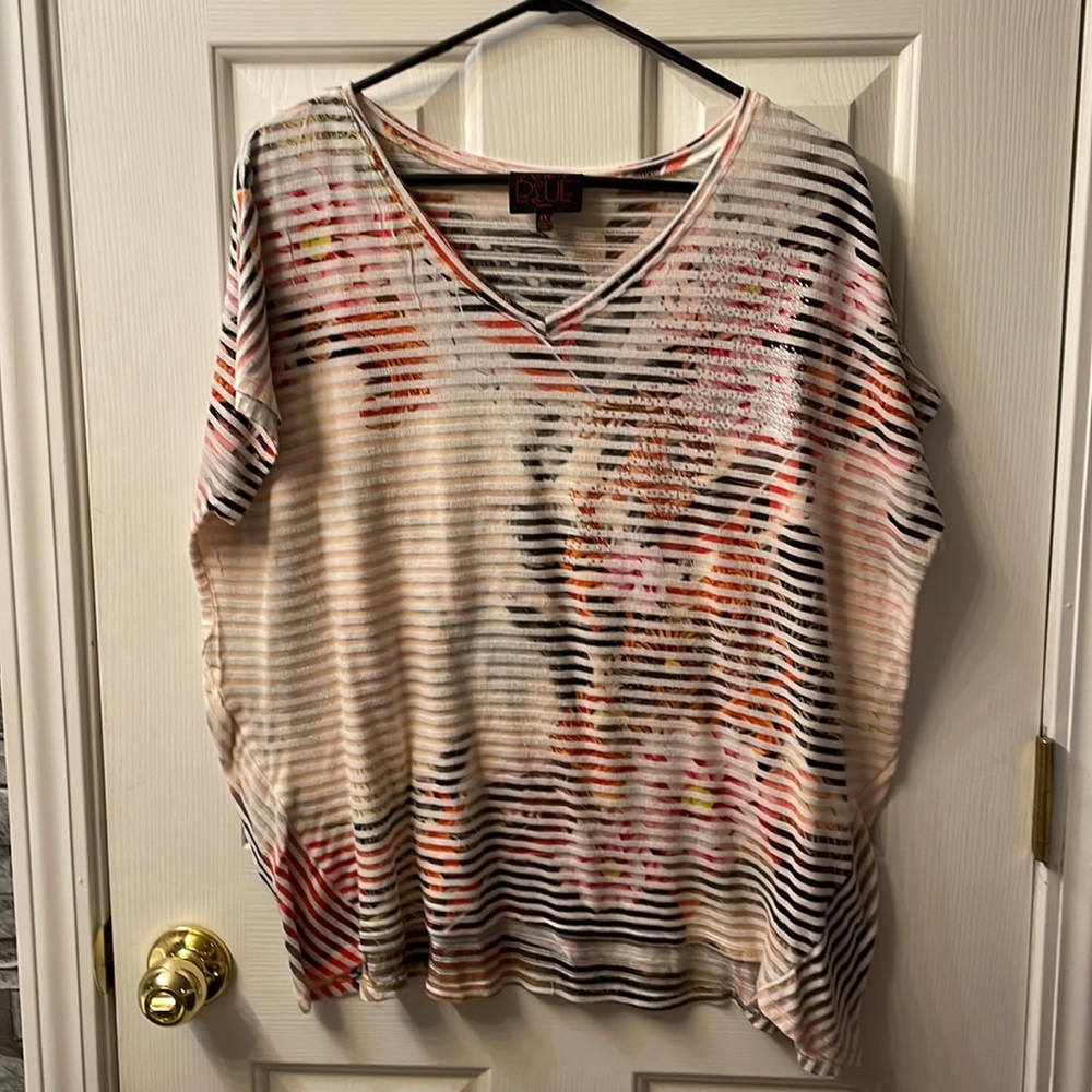 Very pretty top 1x byFrench Blue pattern with accent rhinestones great condition